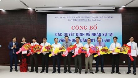 Các viên chức lãnh đạo, quản lý của Văn phòng Đăng ký đất đai TP Đà Nẵng vừa nhận quyết định nhân sự mới