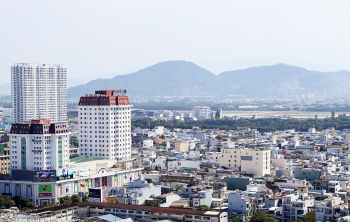 Một góc đô thị Đà Nẵng nhìn về hướng sân bay quốc tế dự kiến làm đường hầm.